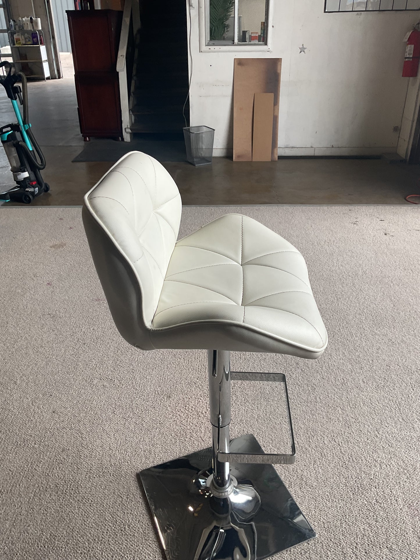 Pearl Barstool (WH)￼