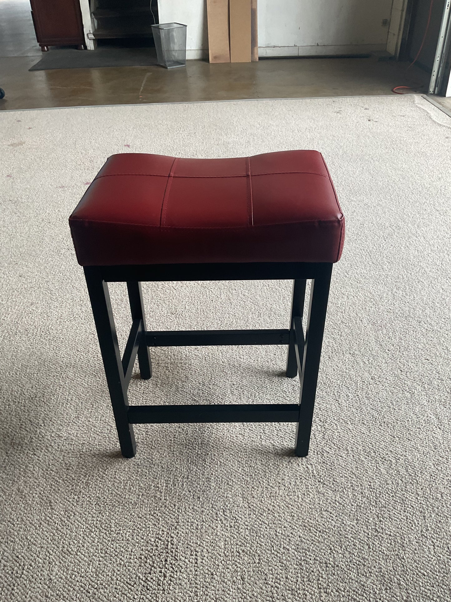 Ruby Stool (WH)