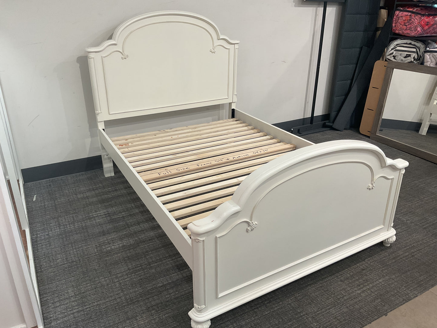 Cute Full Bed (B090)