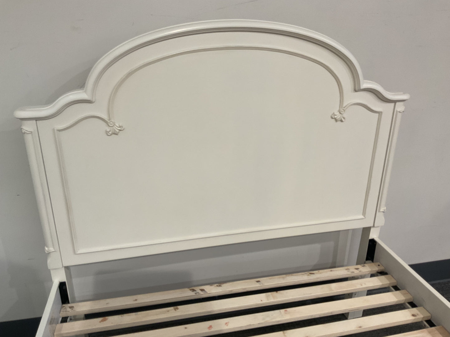 Cute Full Bed (B090)