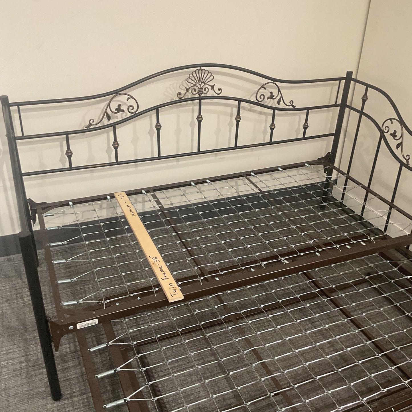 Trundle Truffle Bed (B071)