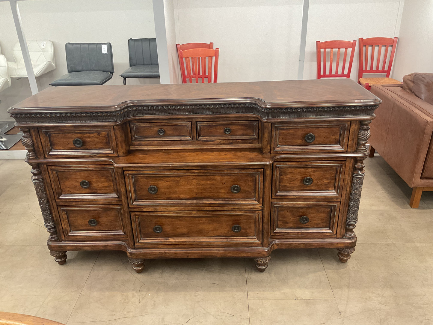 Royalty Dresser