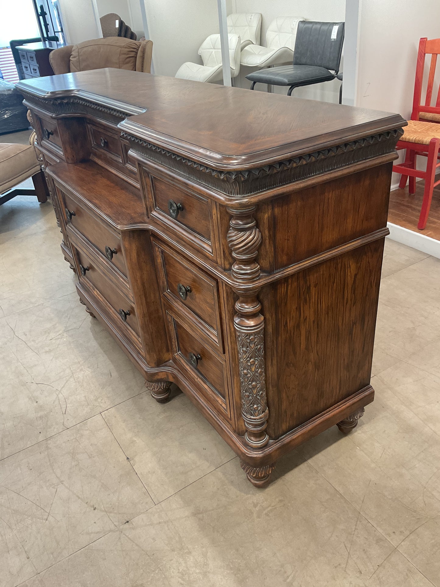 Royalty Dresser