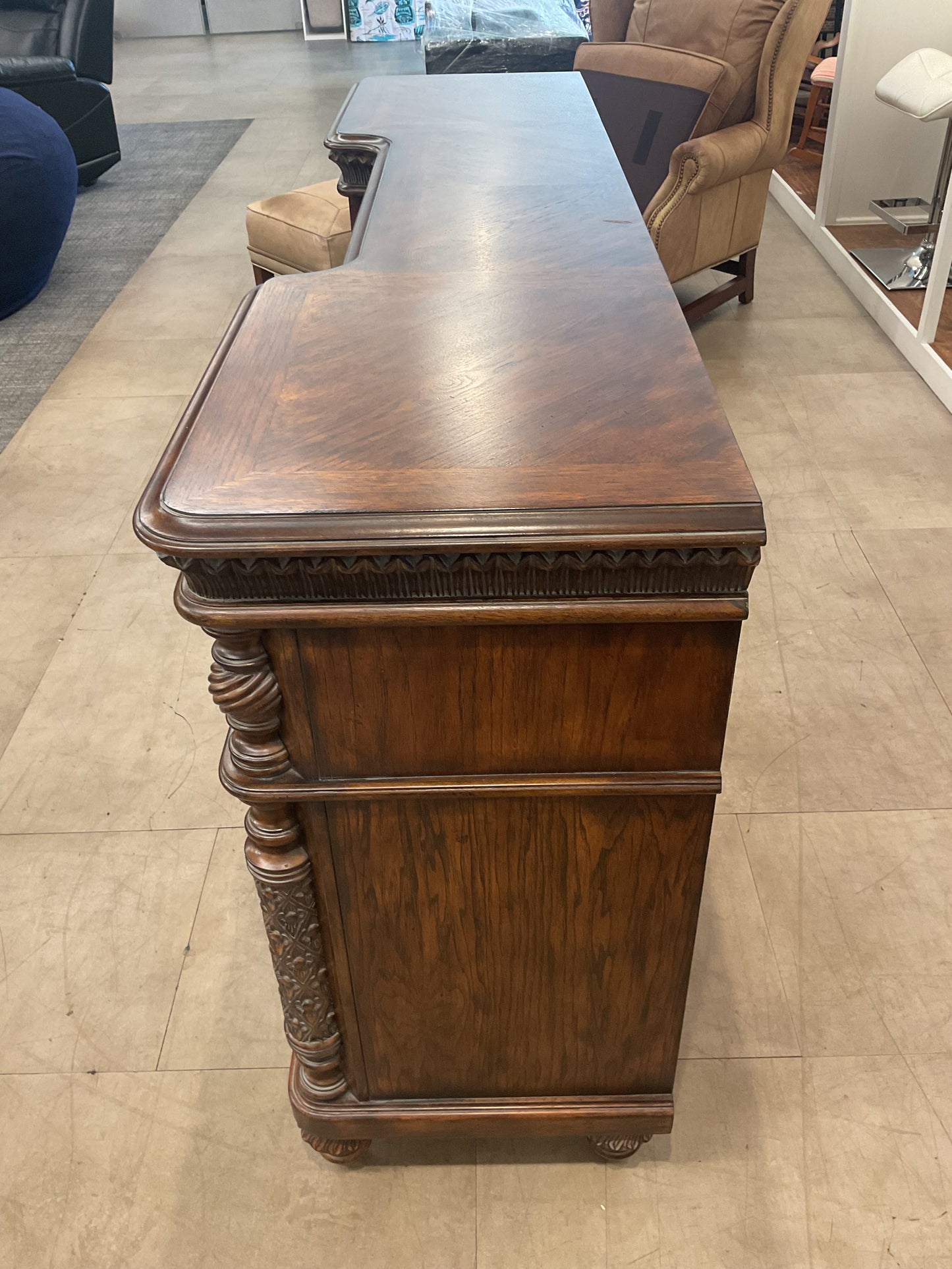Royalty Dresser