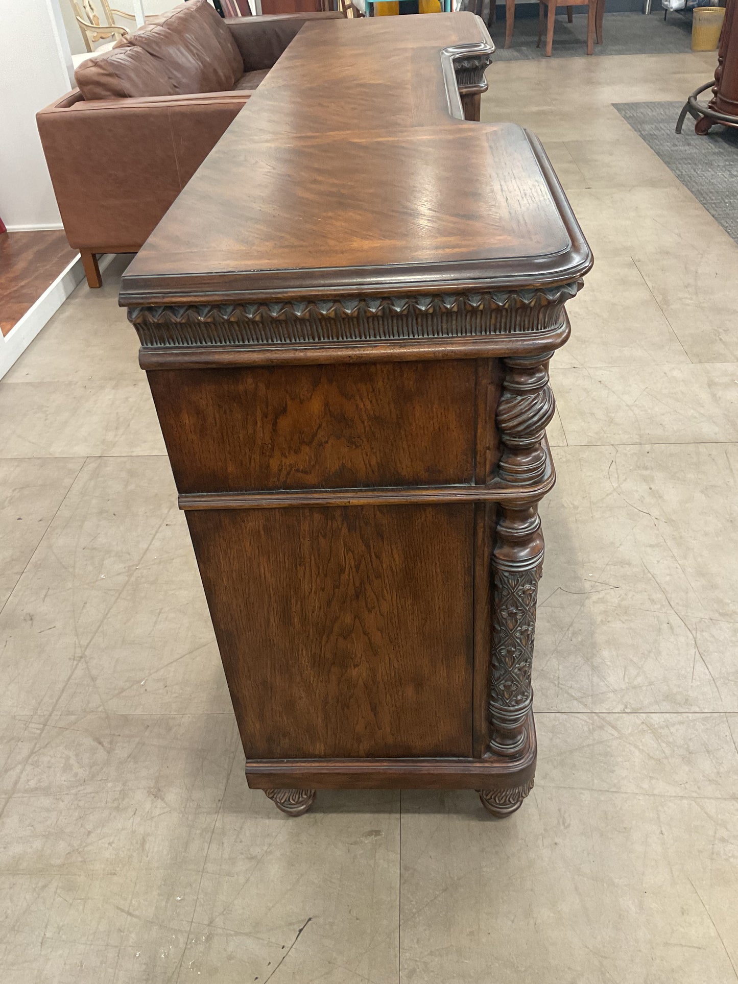 Royalty Dresser