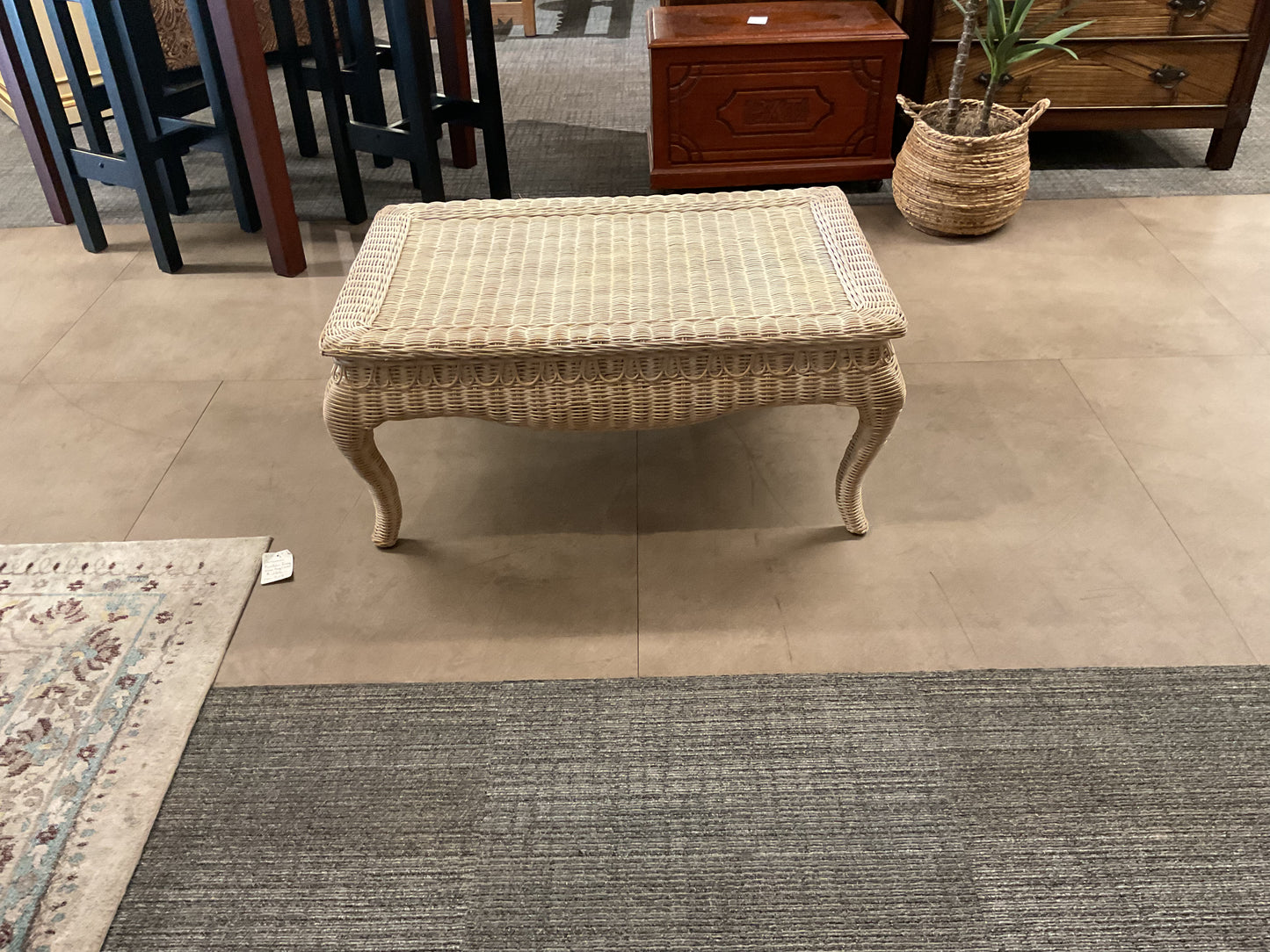 White Wicker Outdoor Table *Wh*