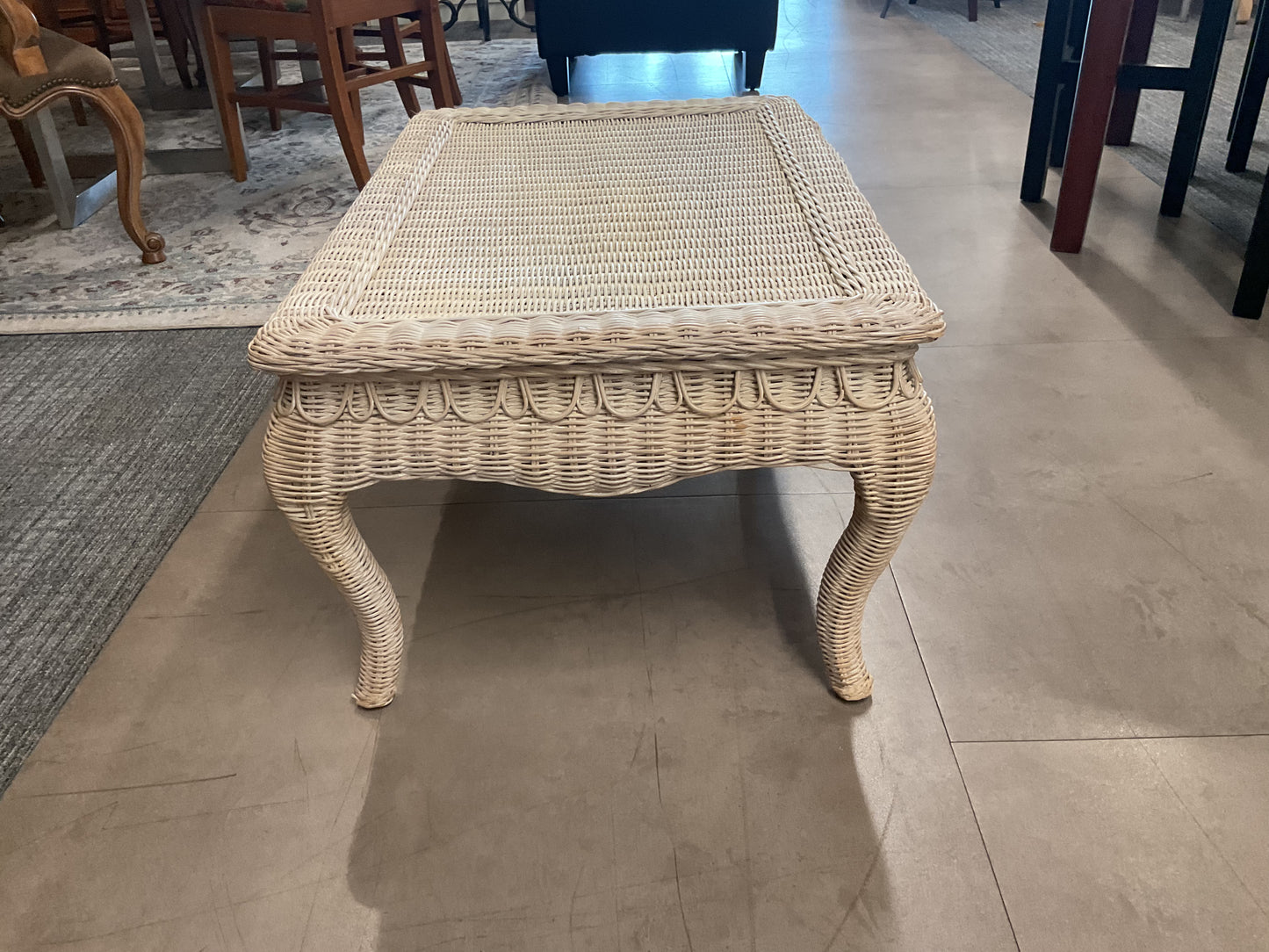 White Wicker Outdoor Table *Wh*