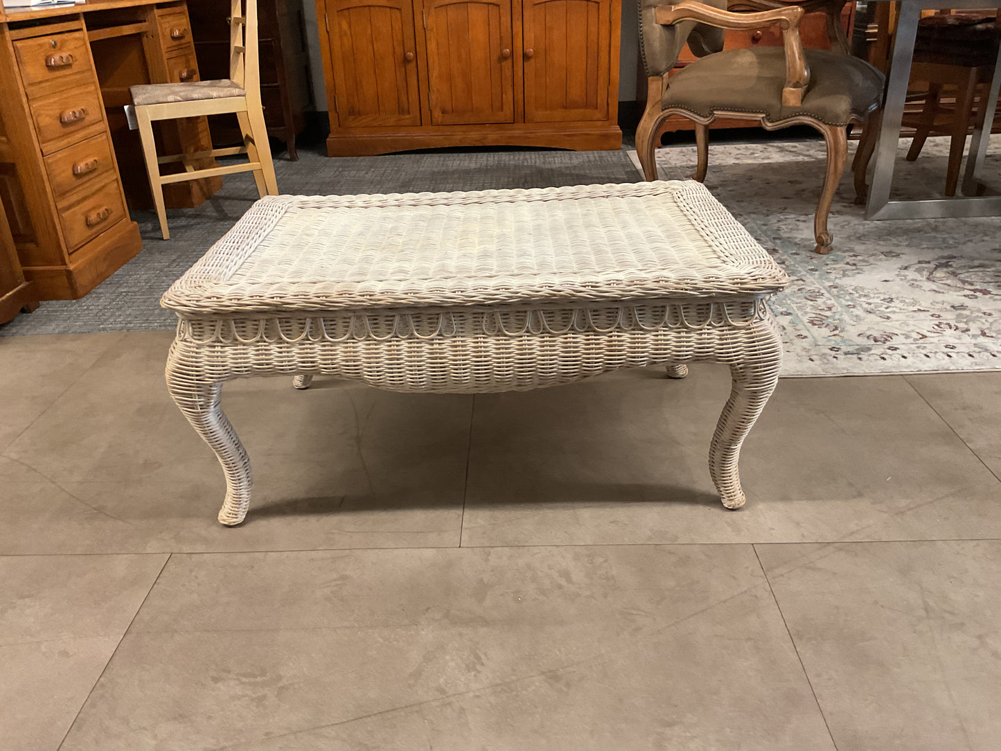 White Wicker Outdoor Table *Wh*