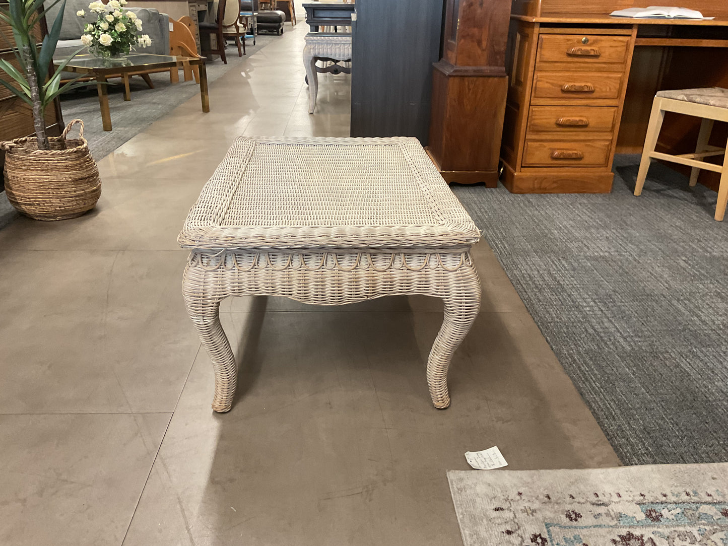 White Wicker Outdoor Table *Wh*