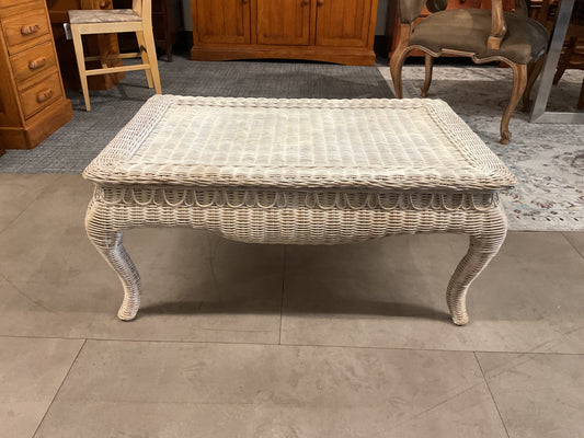 White Wicker Outdoor Table *Wh*