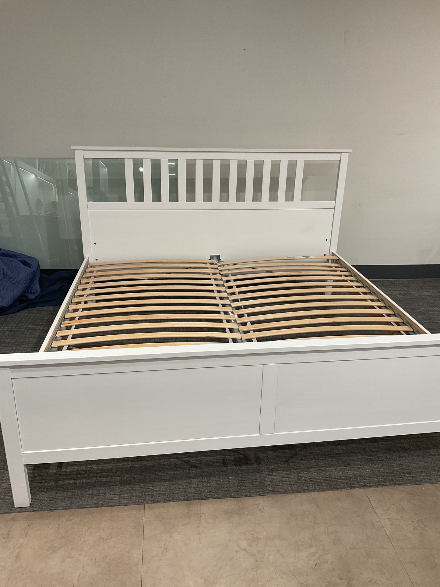 Reyez King Bed Frame (A77)