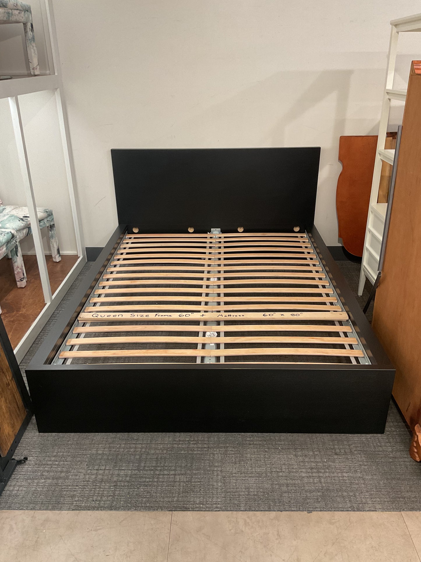 That Queen Bed (B0100)