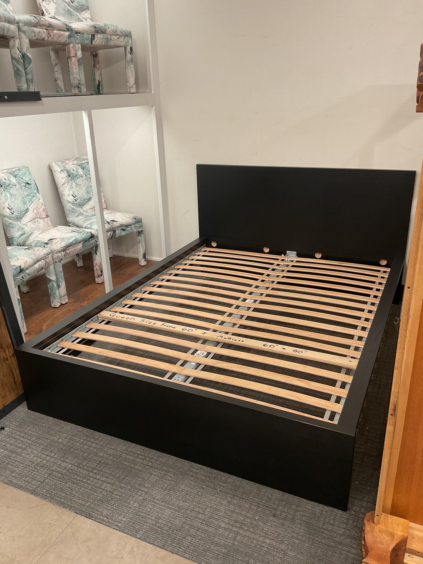 That Queen Bed (B0100)