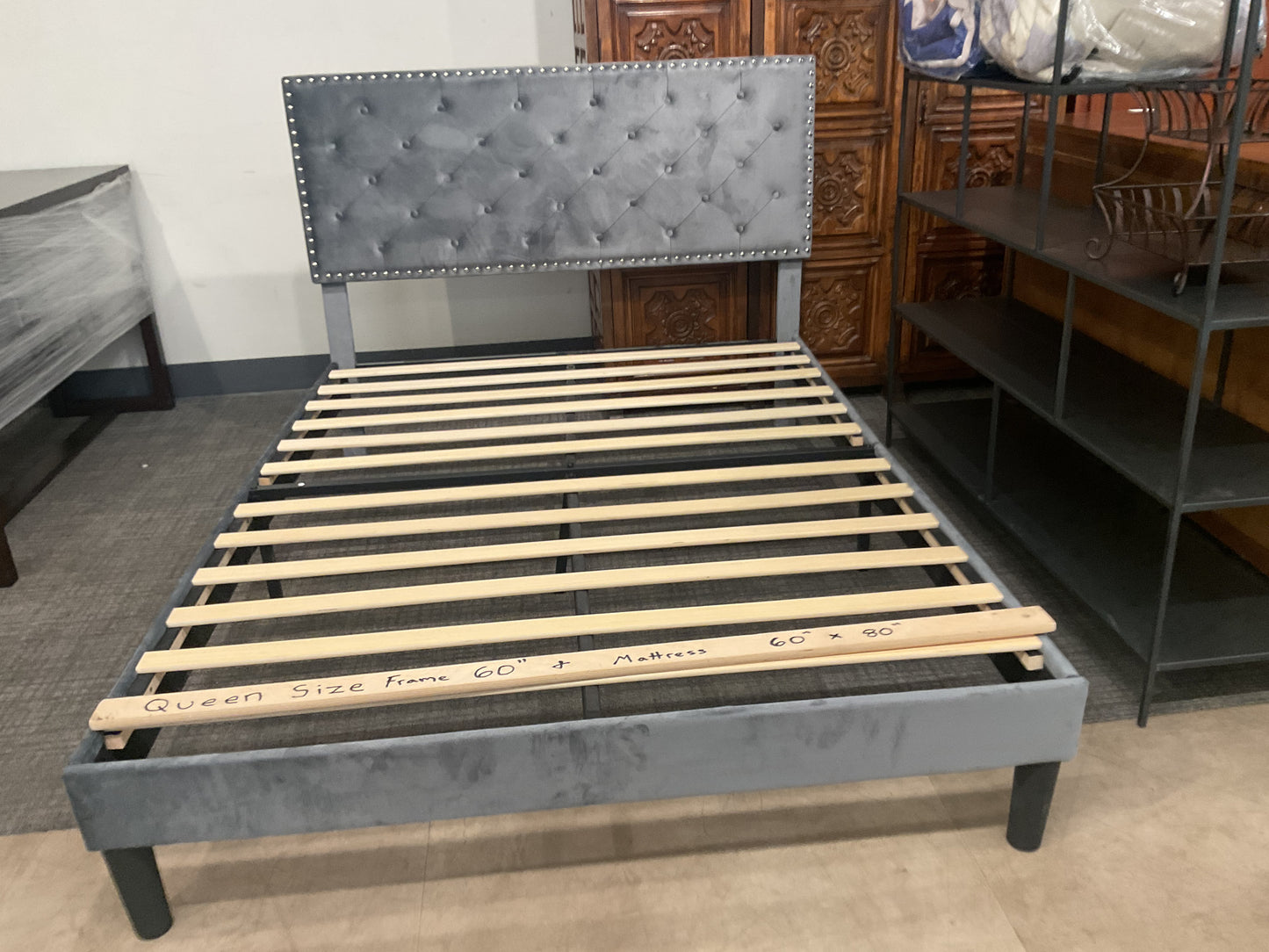 Wolf Queen Bed B113