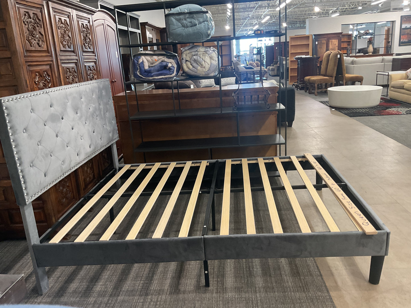 Wolf Queen Bed B113