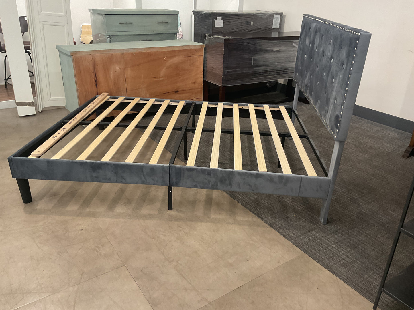 Wolf Queen Bed B113