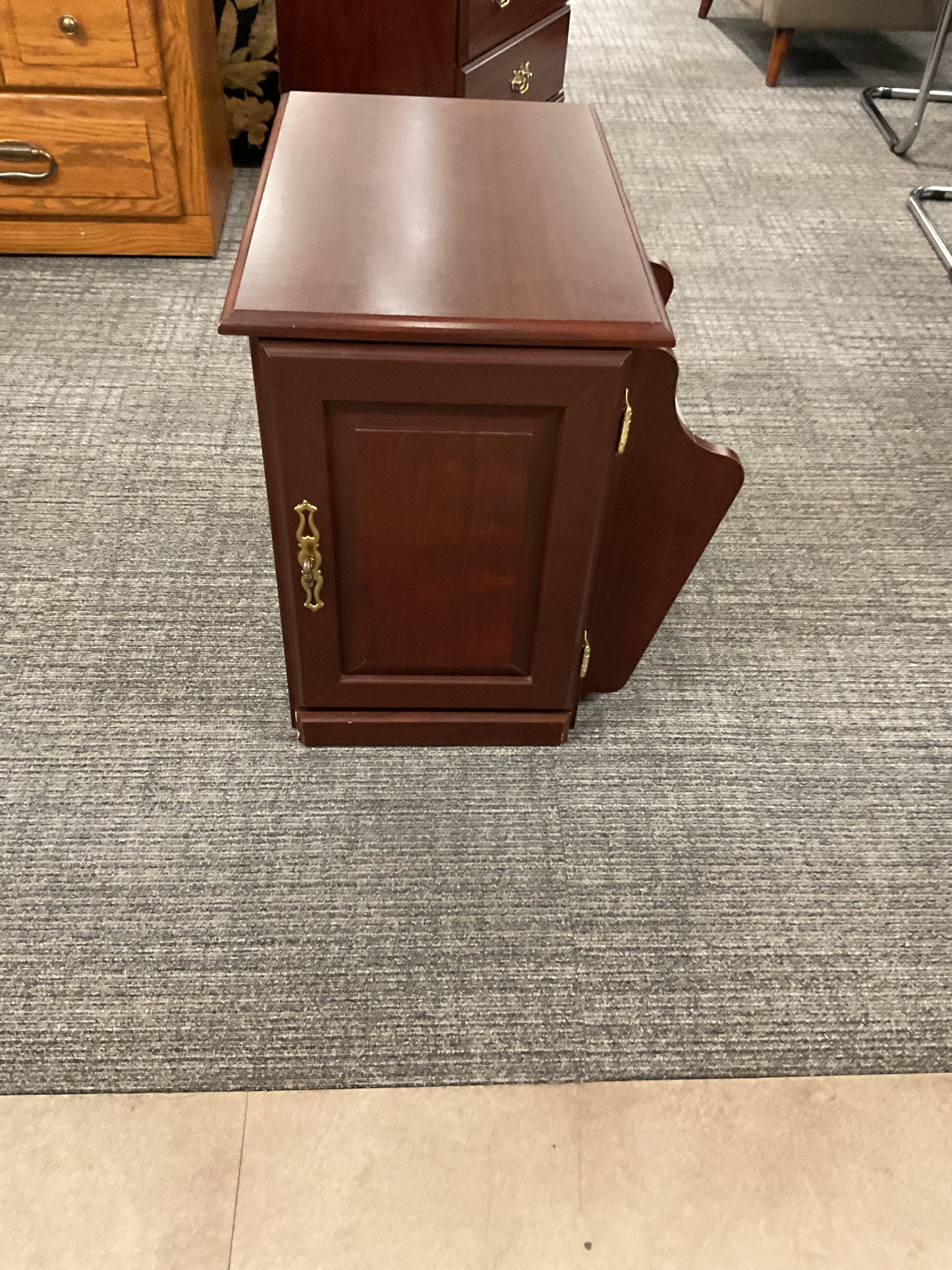 End Table W/Magazine Rack