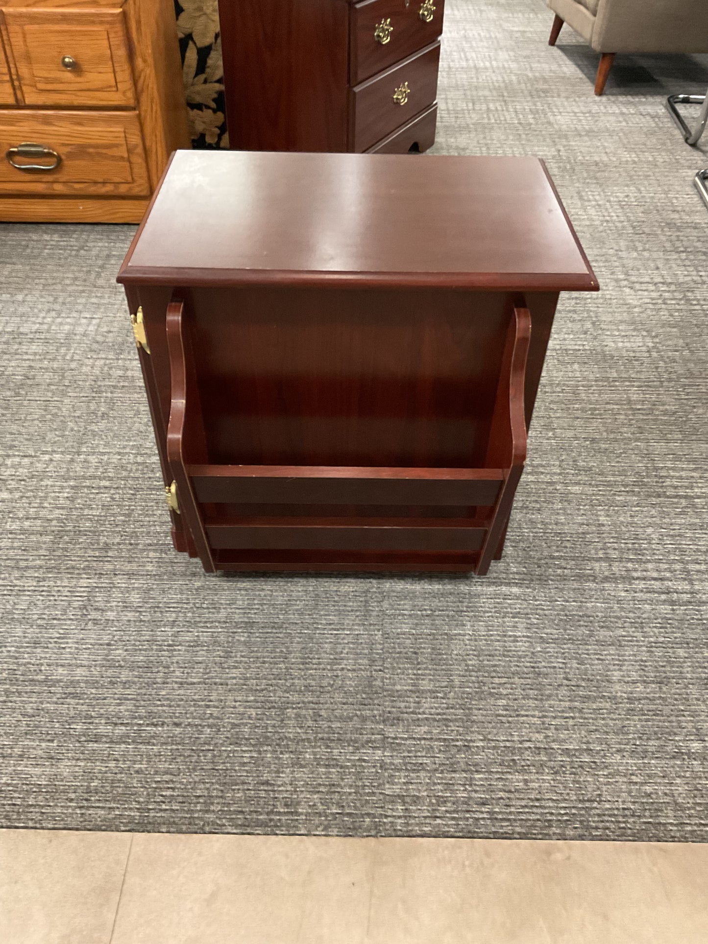 End Table W/Magazine Rack