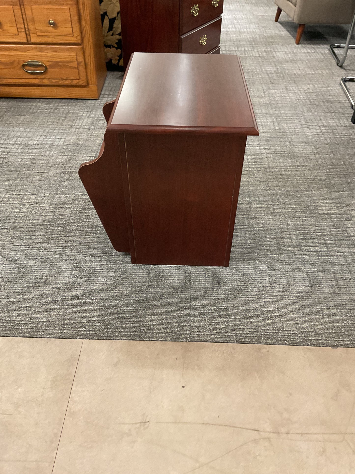 End Table W/Magazine Rack