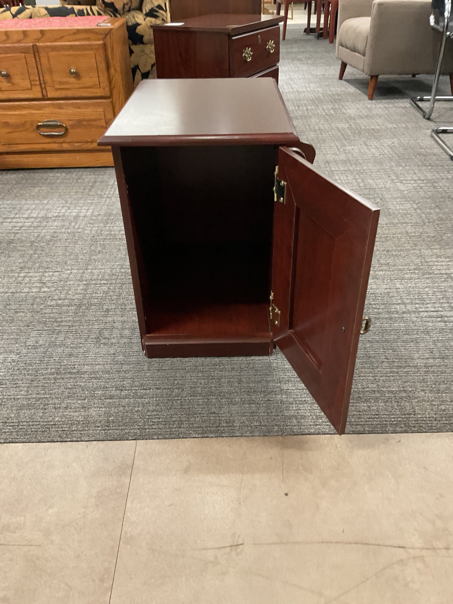 End Table W/Magazine Rack