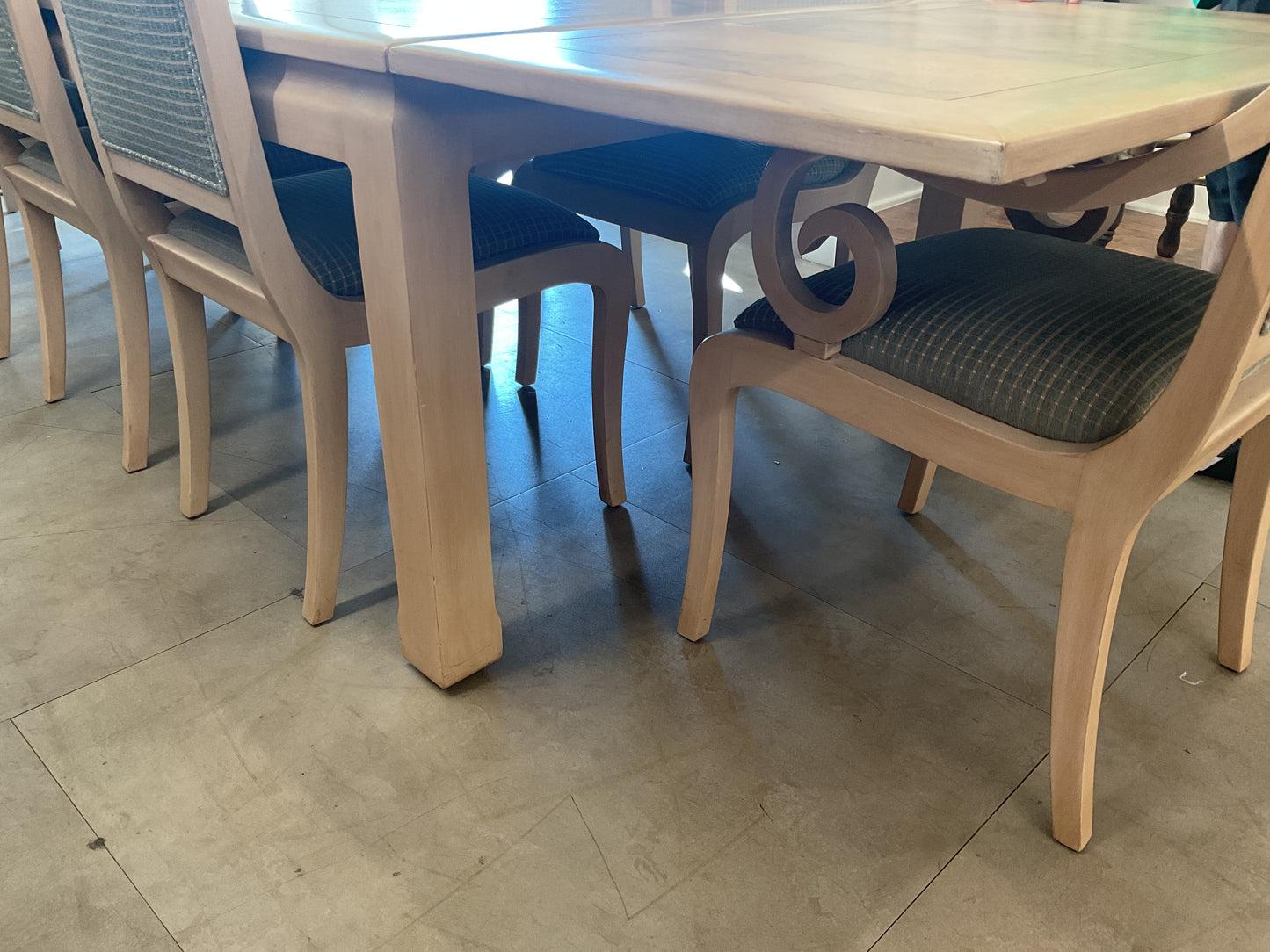 Beautiful & Beachy Dining Table Vibes