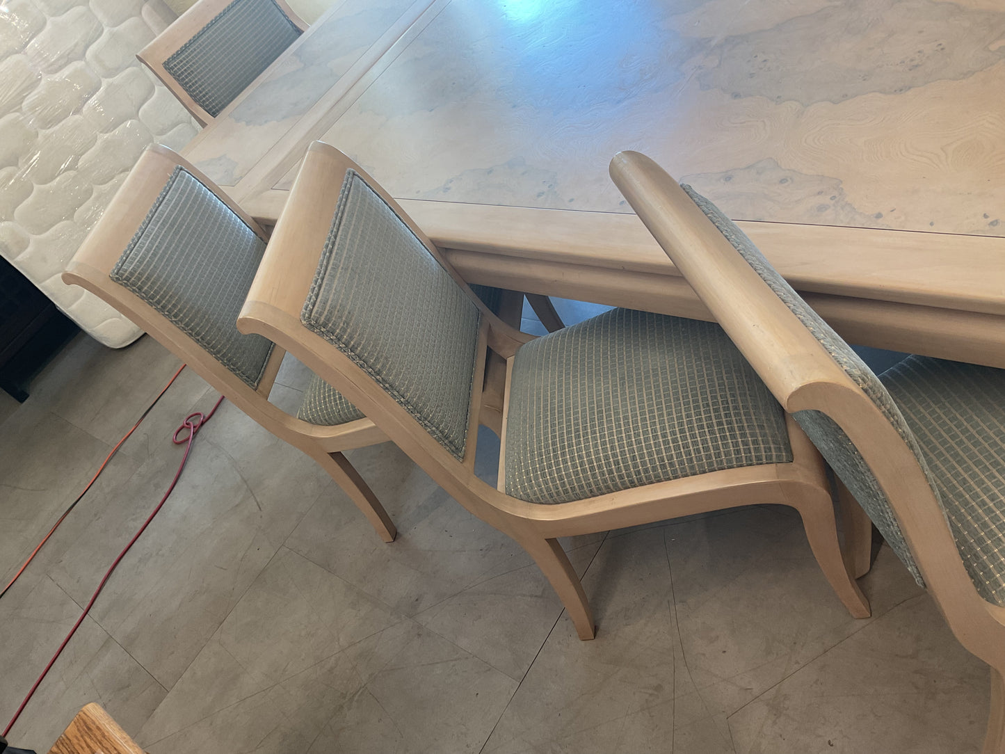 Beautiful & Beachy Dining Table Vibes