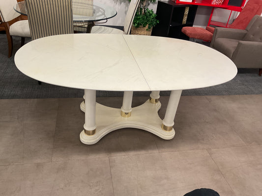 At Da White House Table