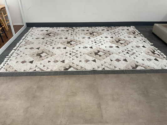 Tassels N’ Shag Rug (F48)