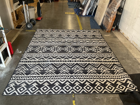B&W Geometric Area Rug (F63)