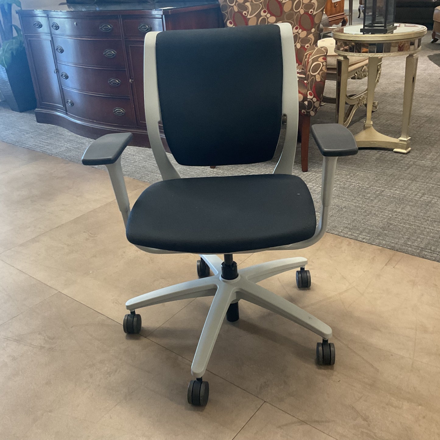 Sleek Curve Office Chair