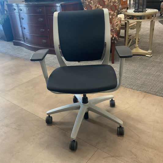Sleek Curve Office Chair
