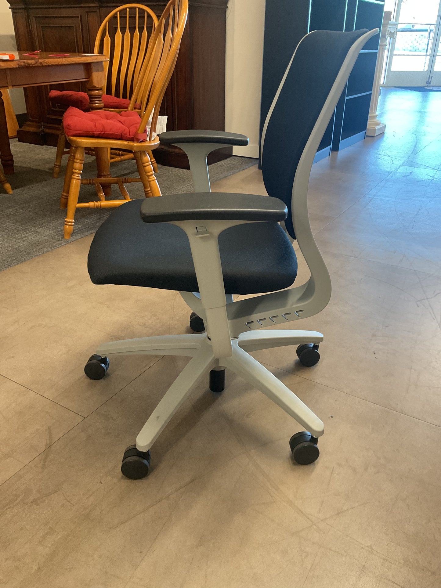 Sleek Curve Office Chair